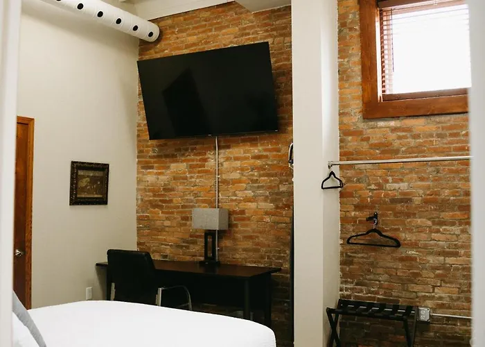 Bricktown Motel *
